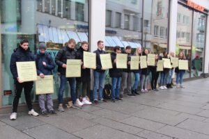 Geschichts-Leistungskurs poliert Stolpersteine